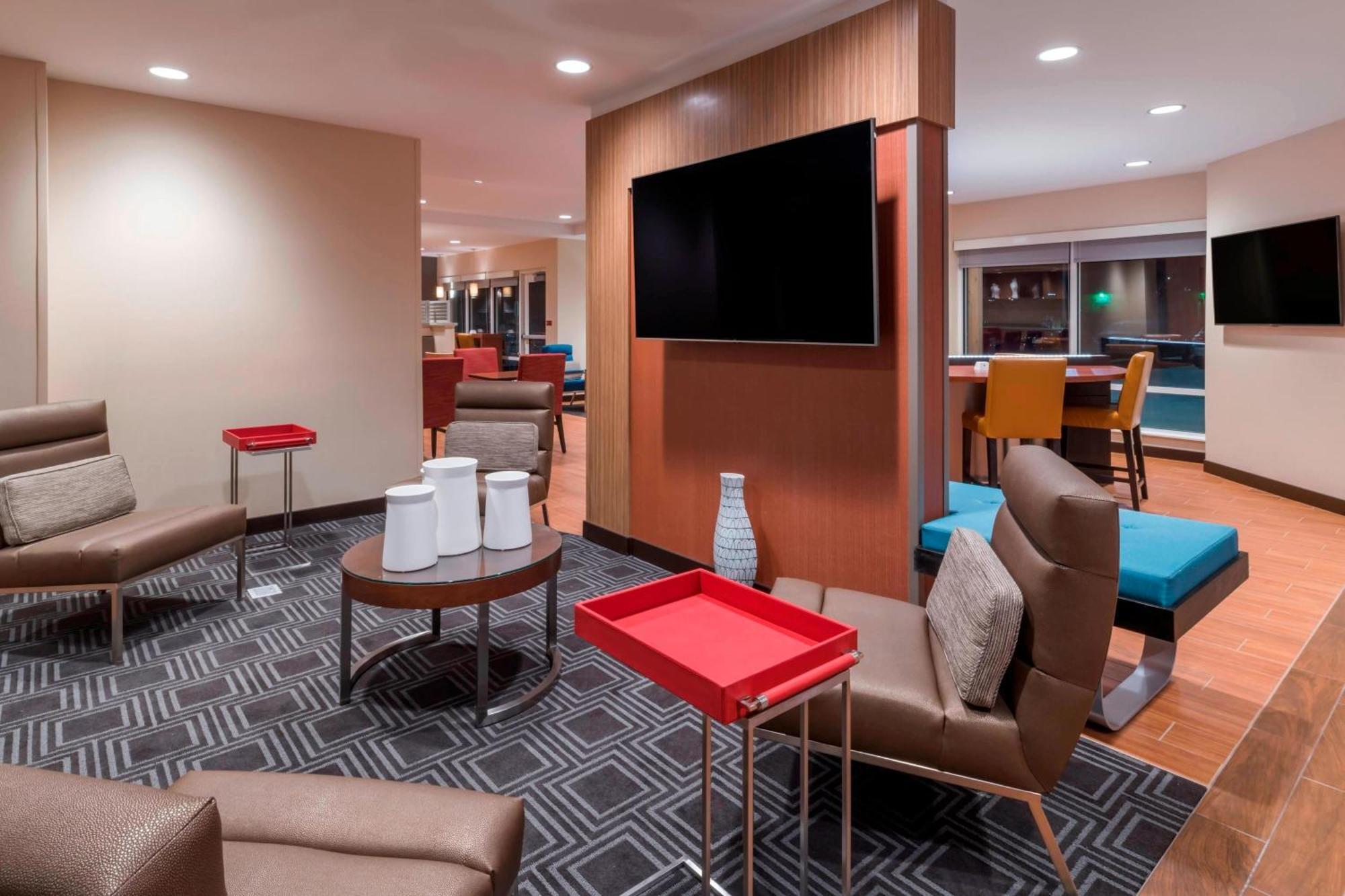 Towneplace Suites By Marriott Hays Eksteriør billede