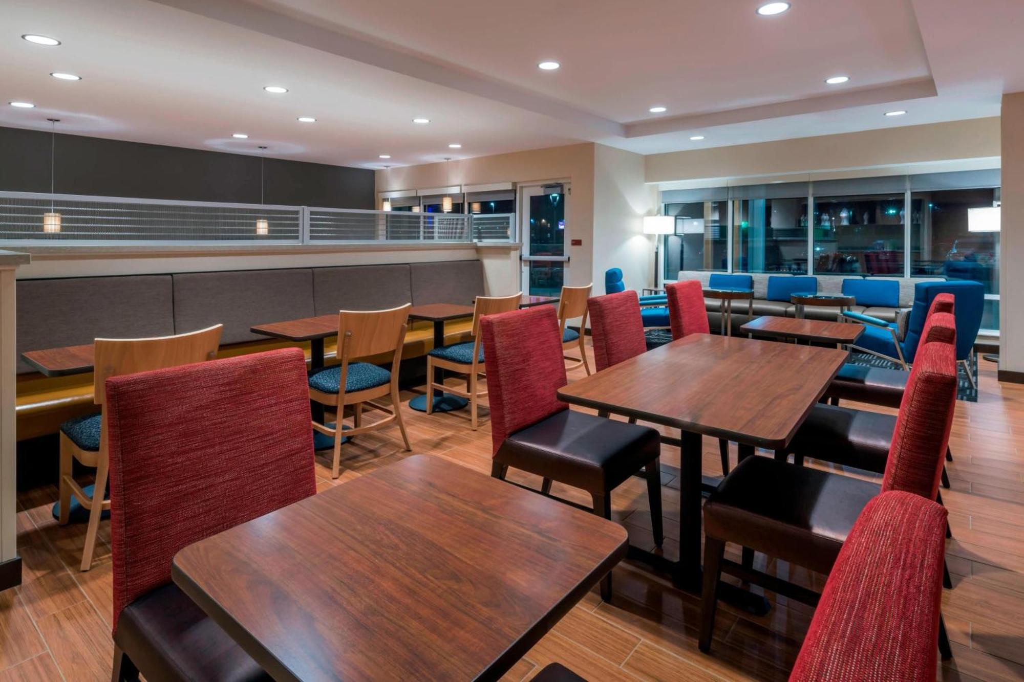 Towneplace Suites By Marriott Hays Eksteriør billede